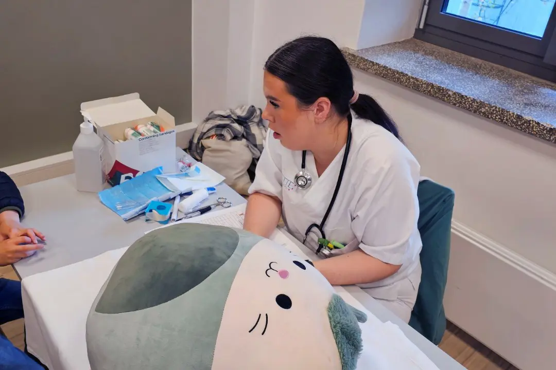 En mann som sitter i en stol