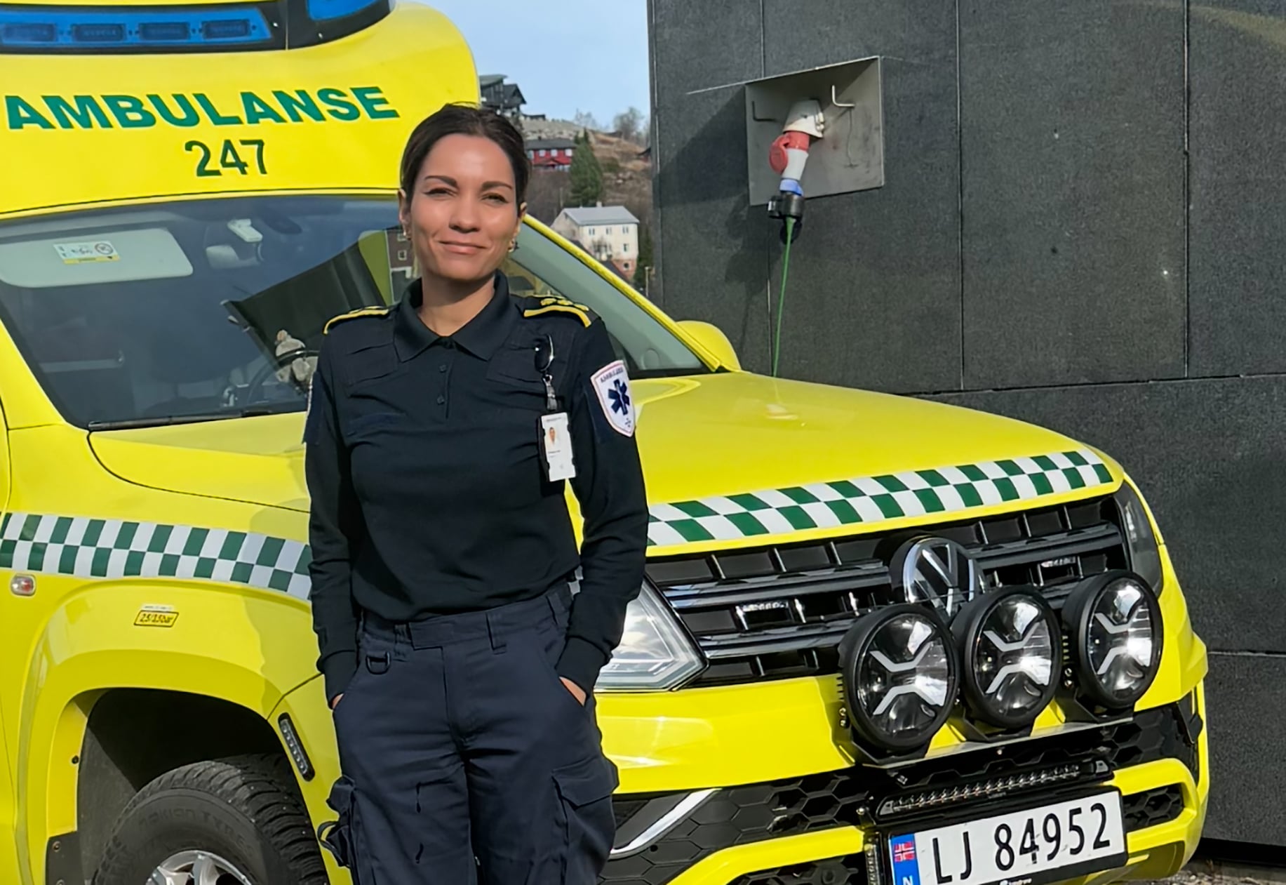 En dame som står ved siden av en ambulanse