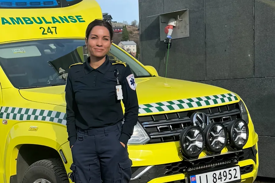 En dame som står ved siden av en ambulanse