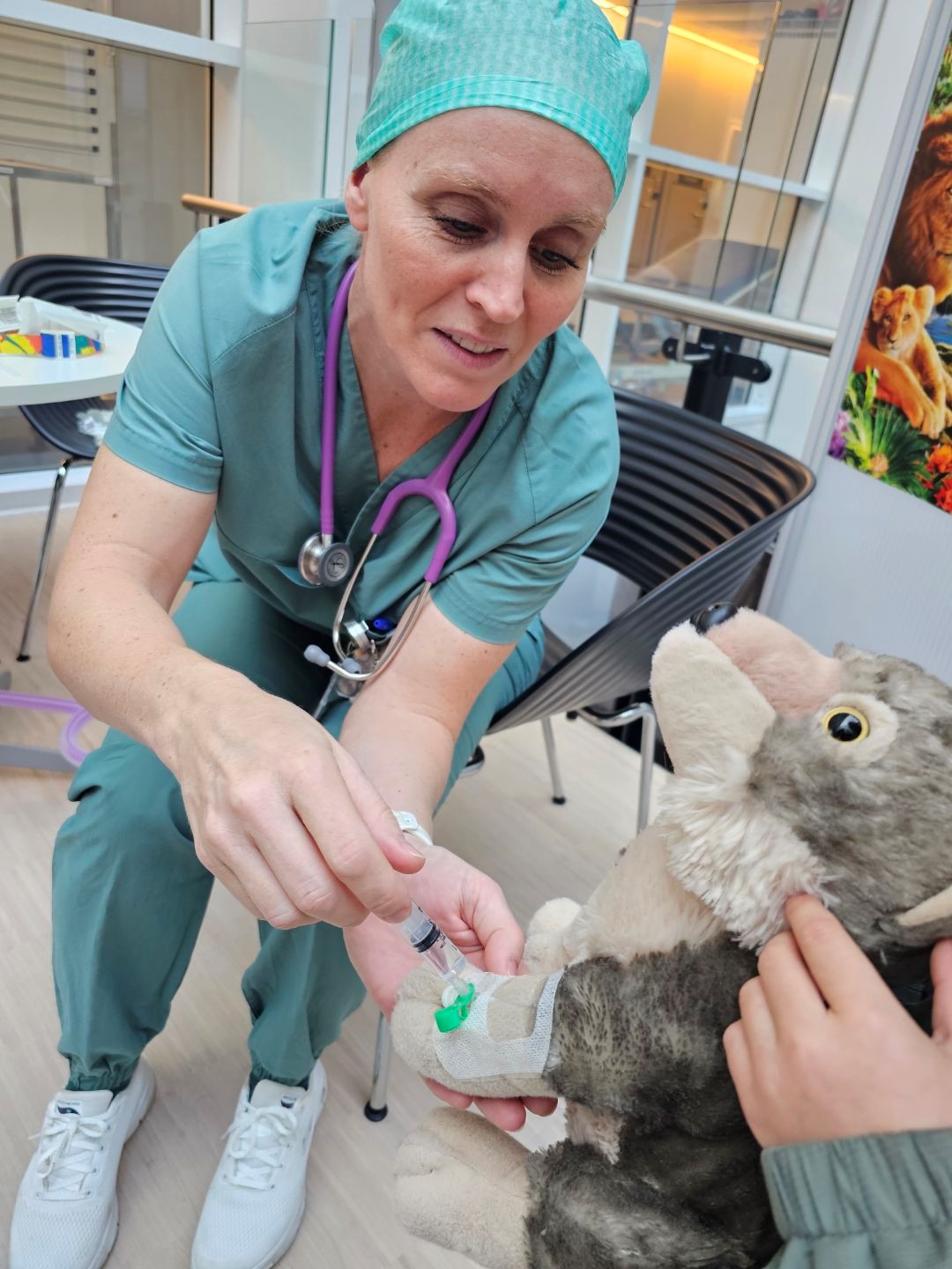 En person som holder et kosedyr