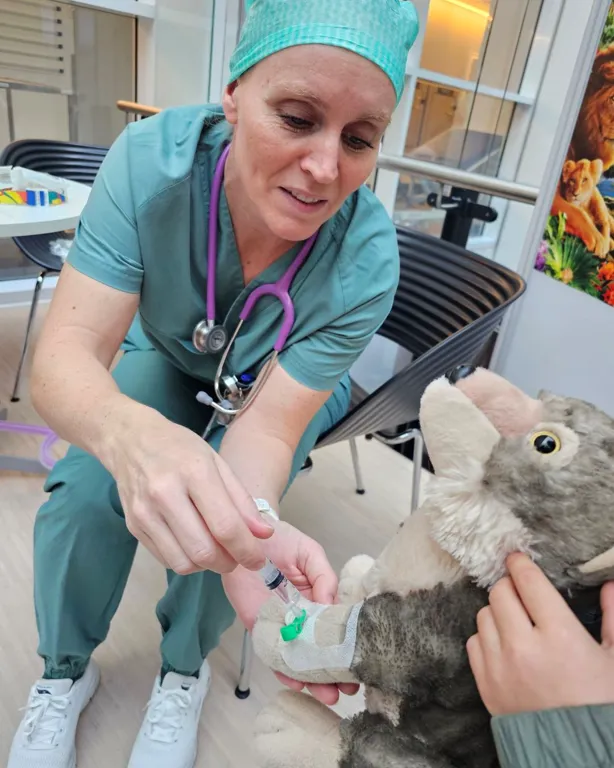 En person som holder et kosedyr