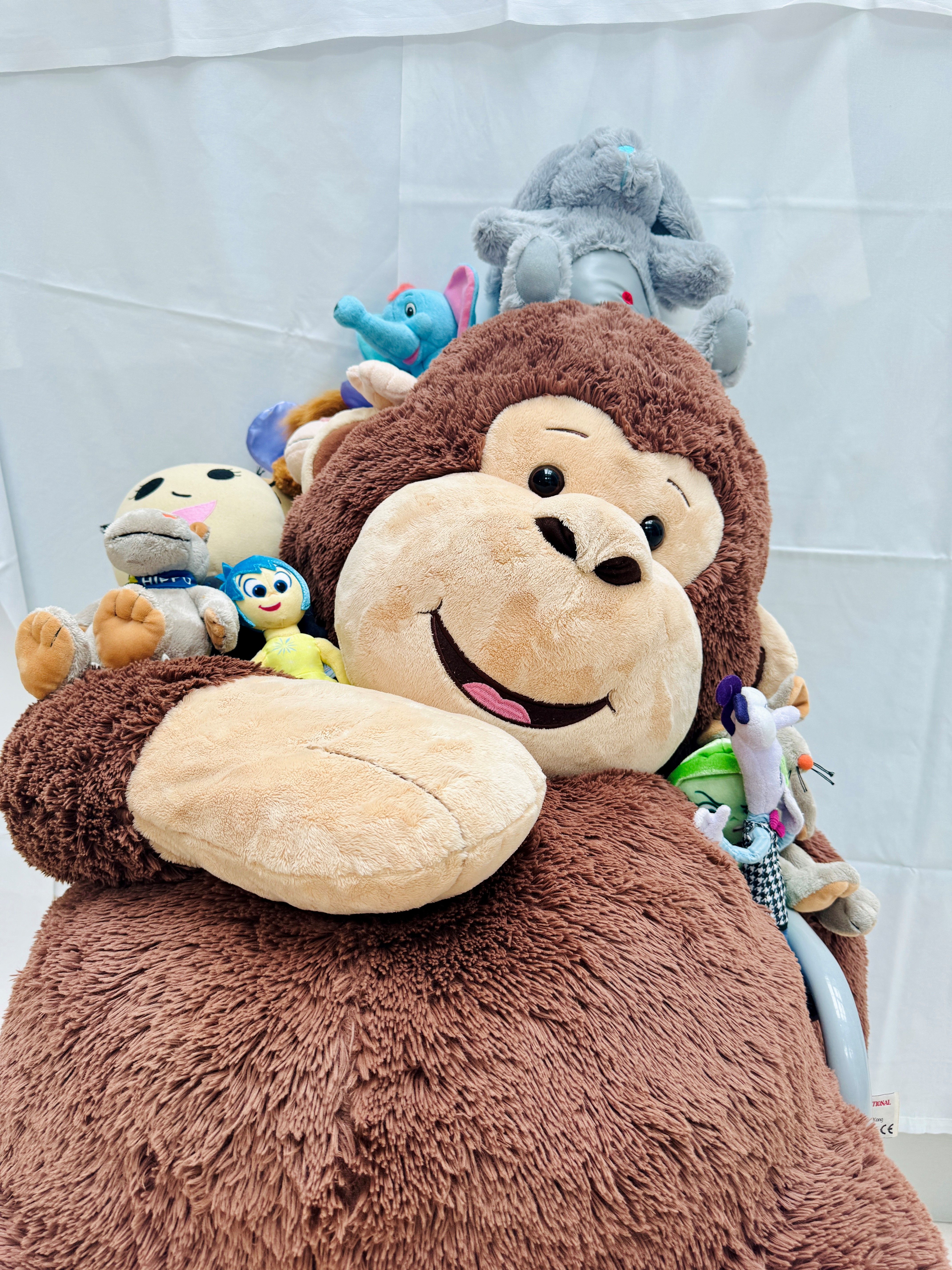 Stor bamse med mange små bamser oppå seg