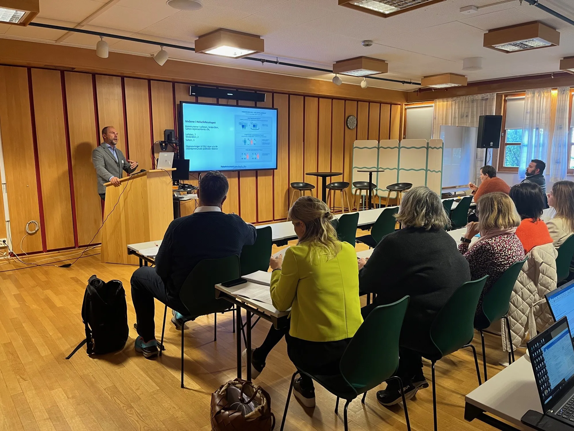 En person som holder en presentasjon for et publikum