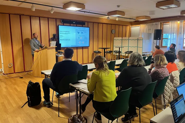 En person som holder en presentasjon for et publikum