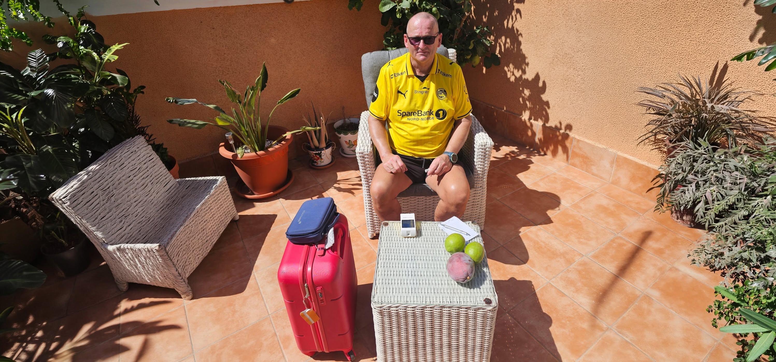 En person som sitter på en terrasse