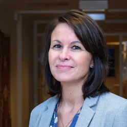 Portrettbilde av dame som smiler