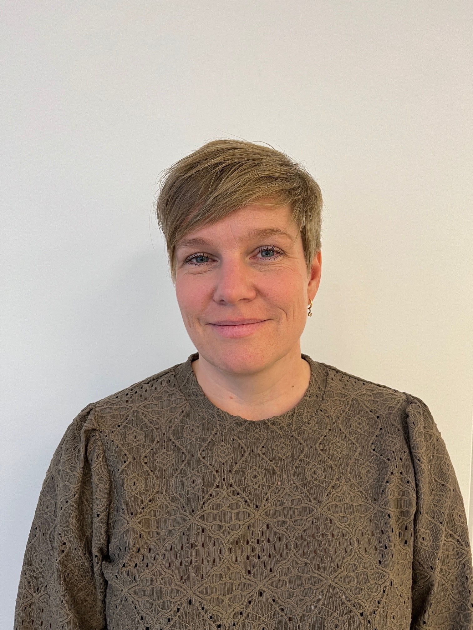 En mann som smiler til kameraet