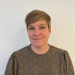 En mann som smiler til kameraet