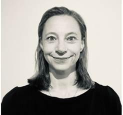 En person som smiler til kameraet