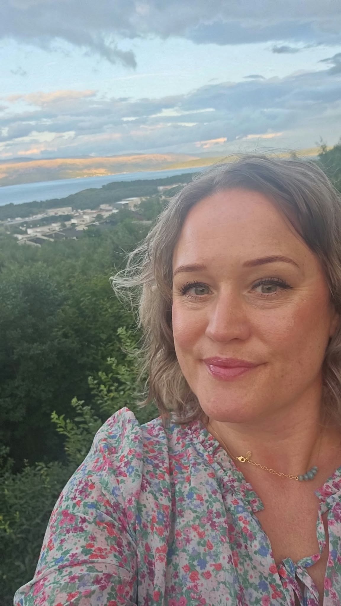 En kvinne som smiler til kamera