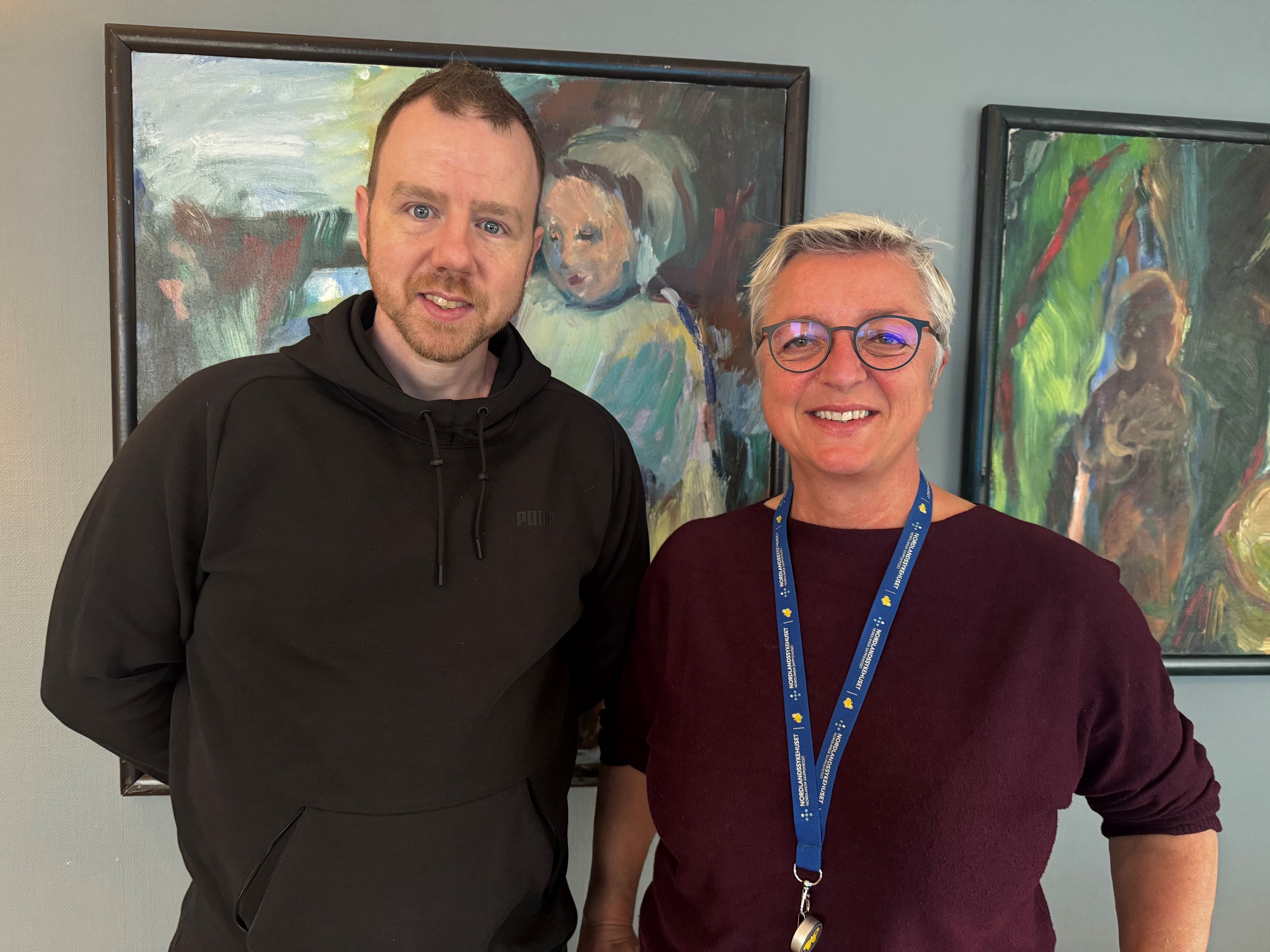 En mann og en kvinne som poserer for et bilde