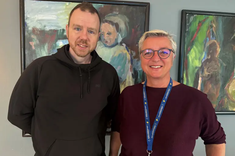 En mann og en kvinne som poserer for et bilde