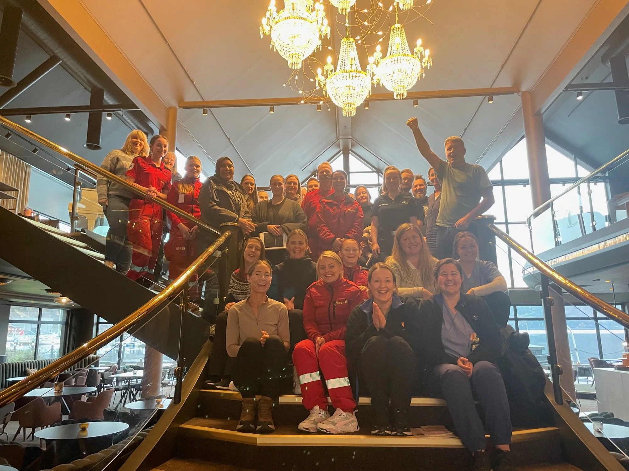 En gruppe mennesker som poserer for et bilde