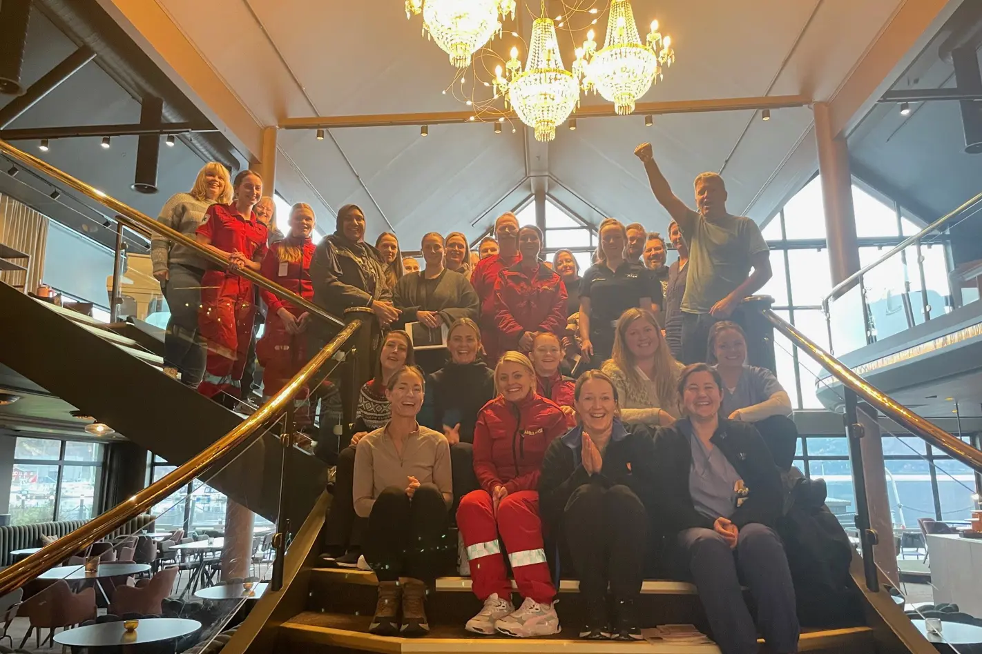 En gruppe mennesker som poserer for et bilde