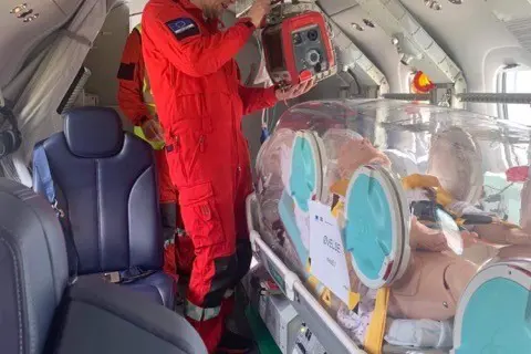 Smittevernpersonell ombord i fly