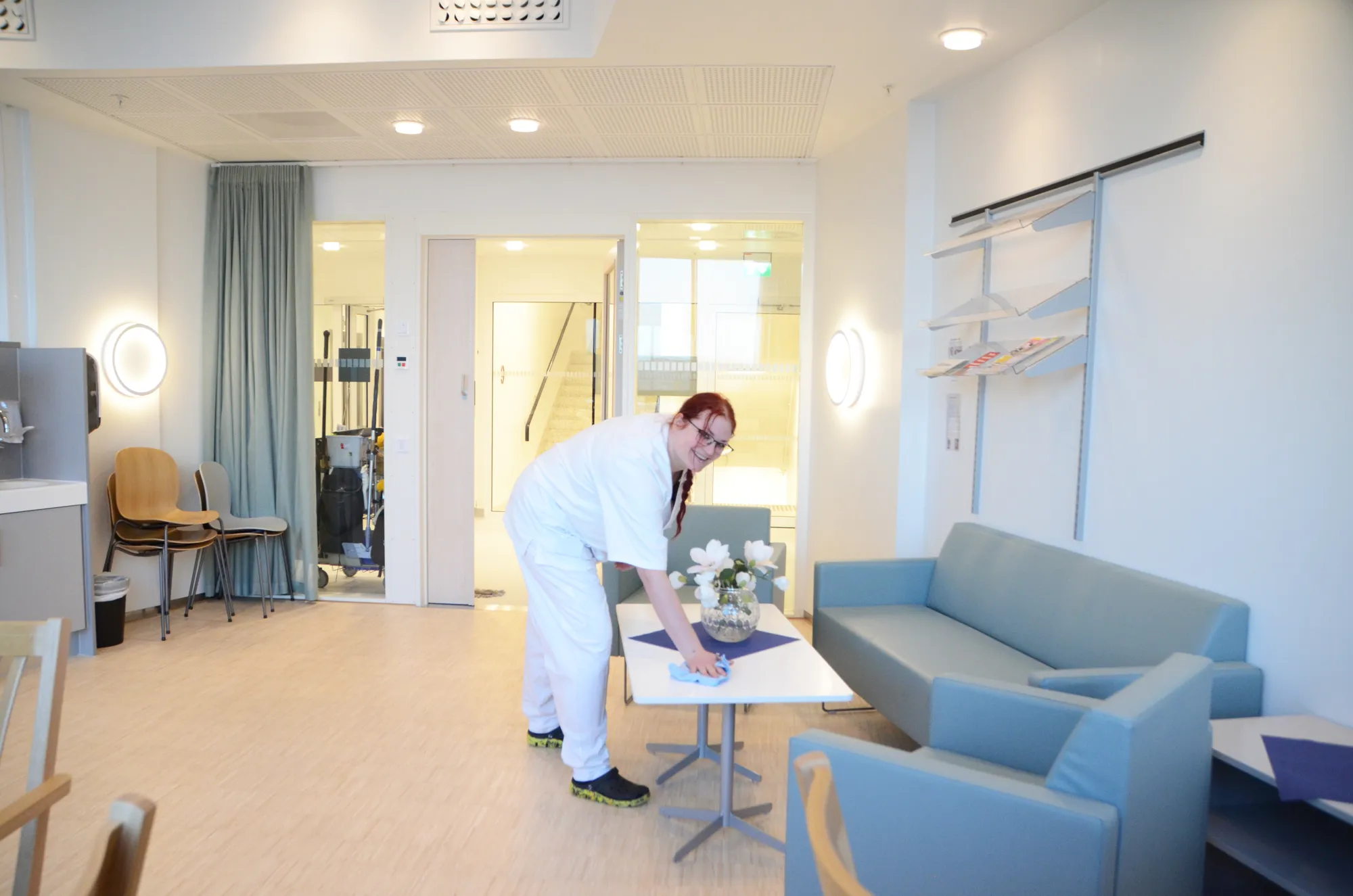 Renholder som vasker på sosialrommet. 