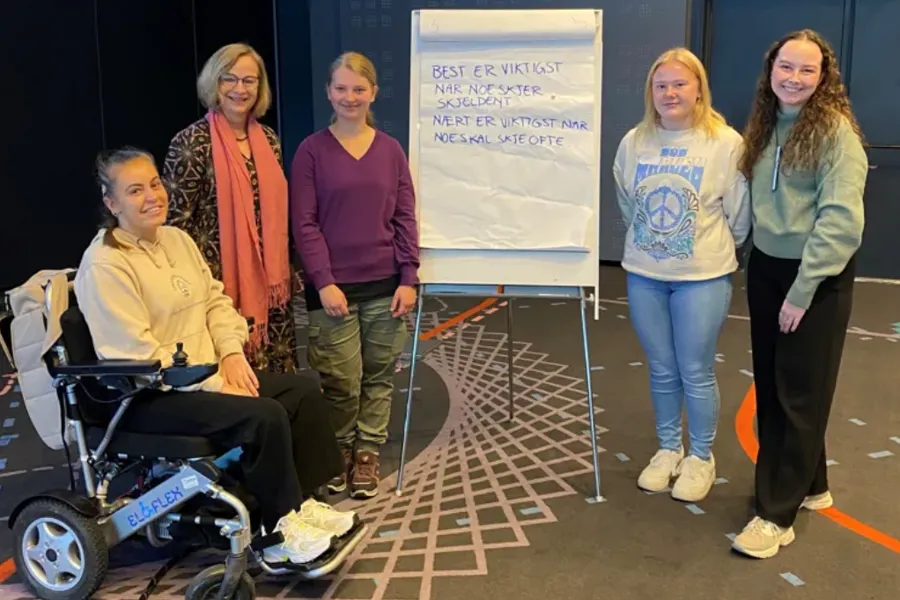 Gruppe på fem personer som står samlet