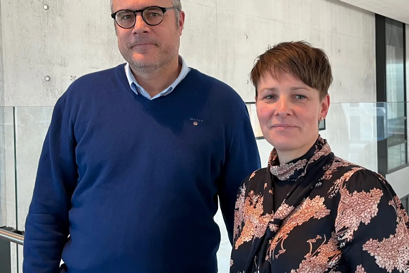Mann og dame smiler til kamera