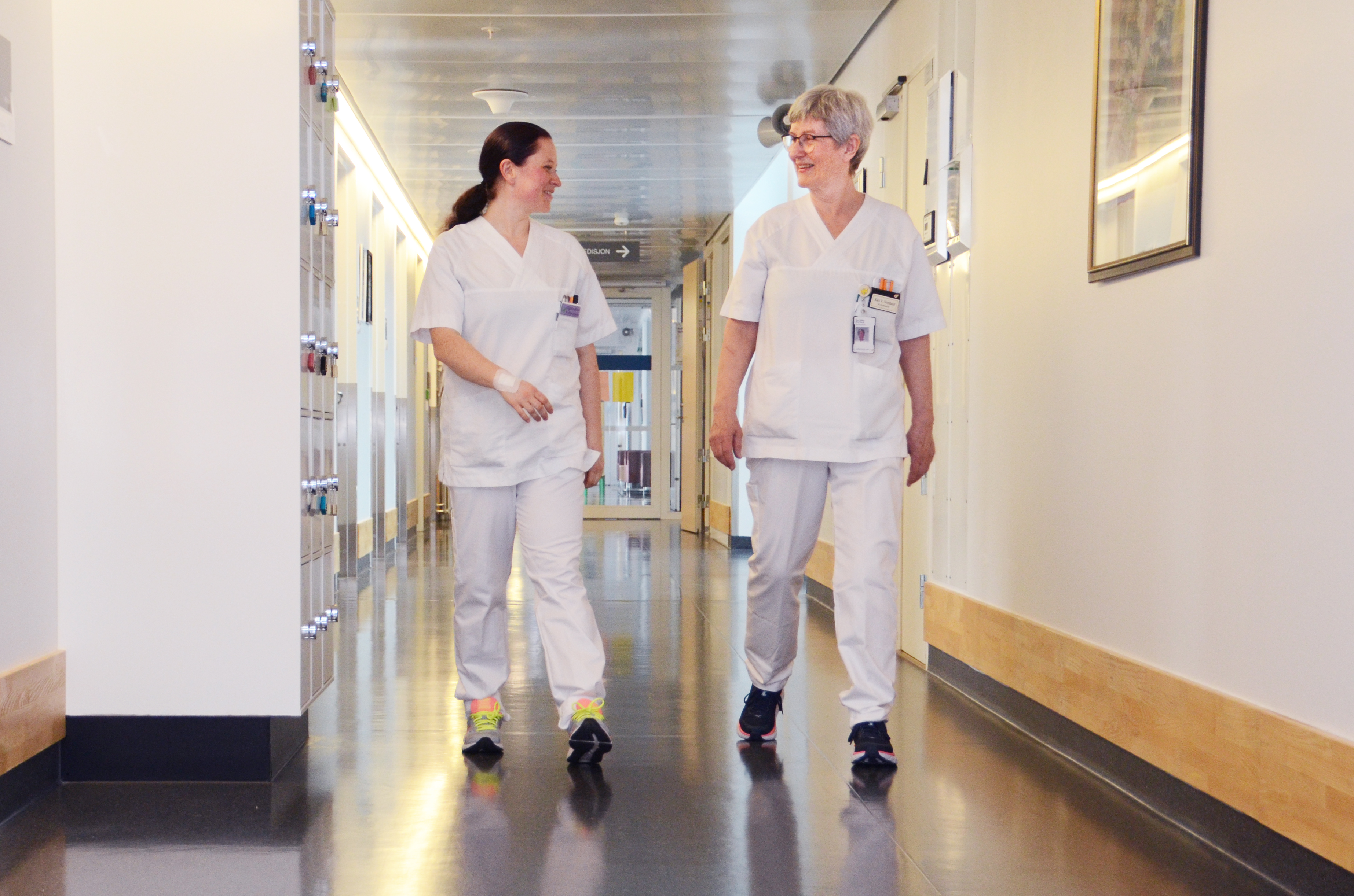 sykepleiere gående i gang