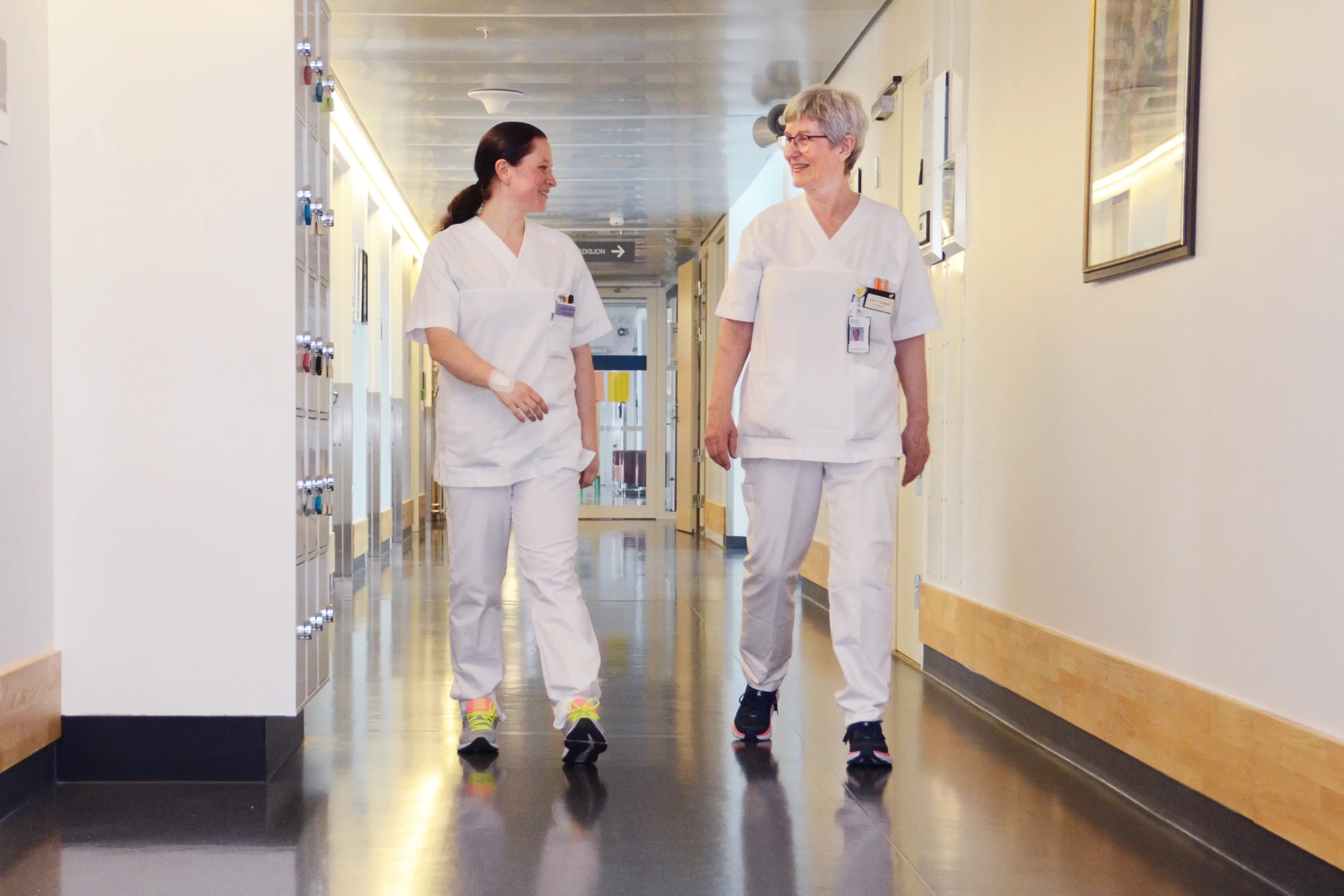 sykepleiere gående i gang