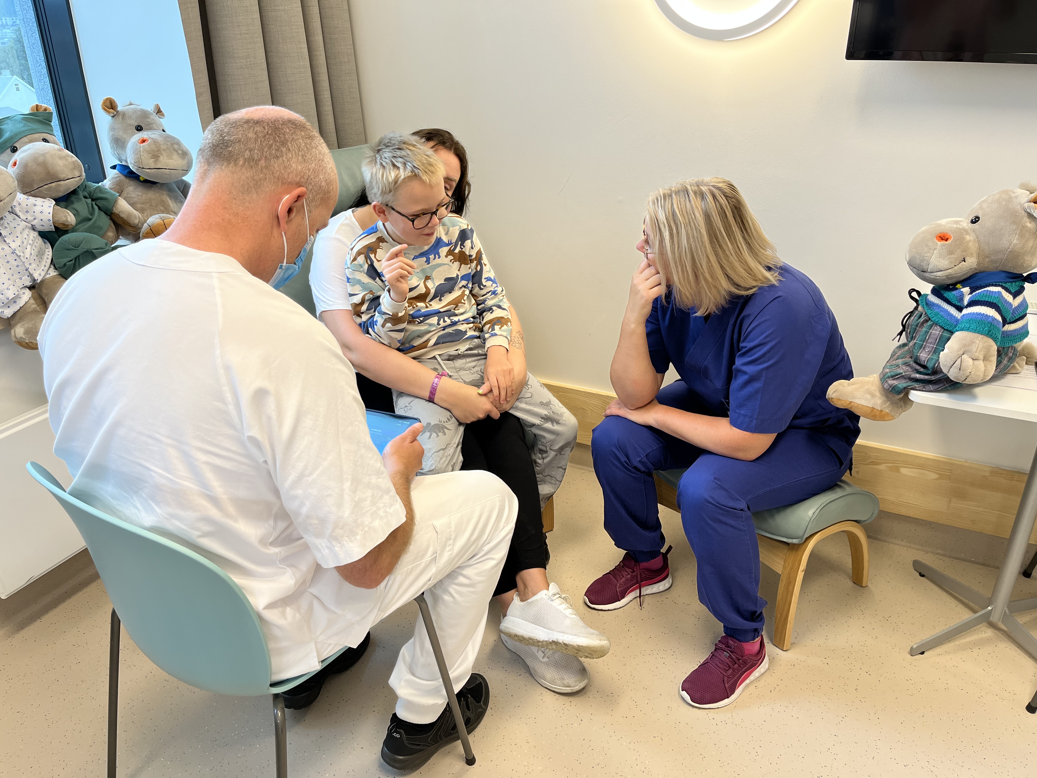 Lege, sykepleier, pasient på åtte år sitter på fanget til mammaen