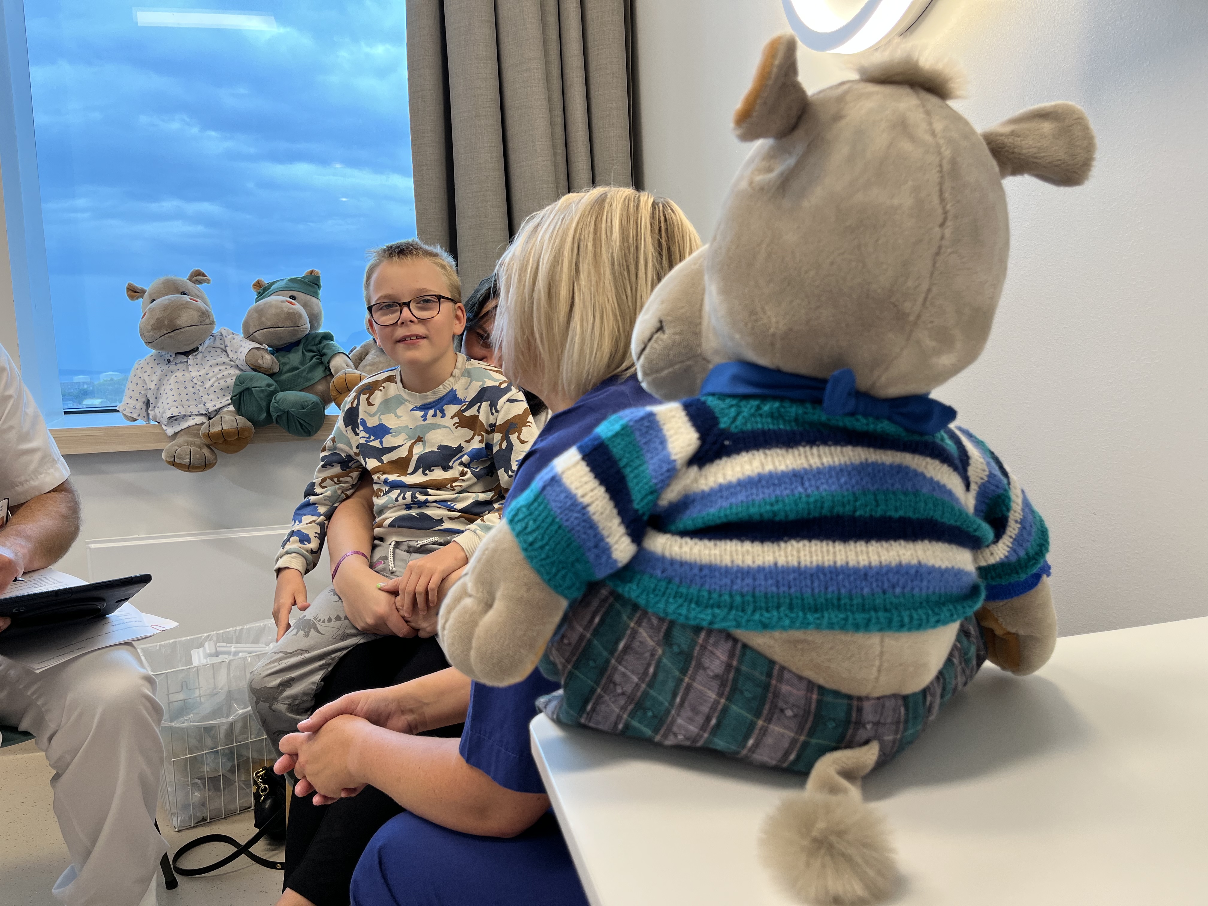 Gutt som ser på bamse som sitter foran han