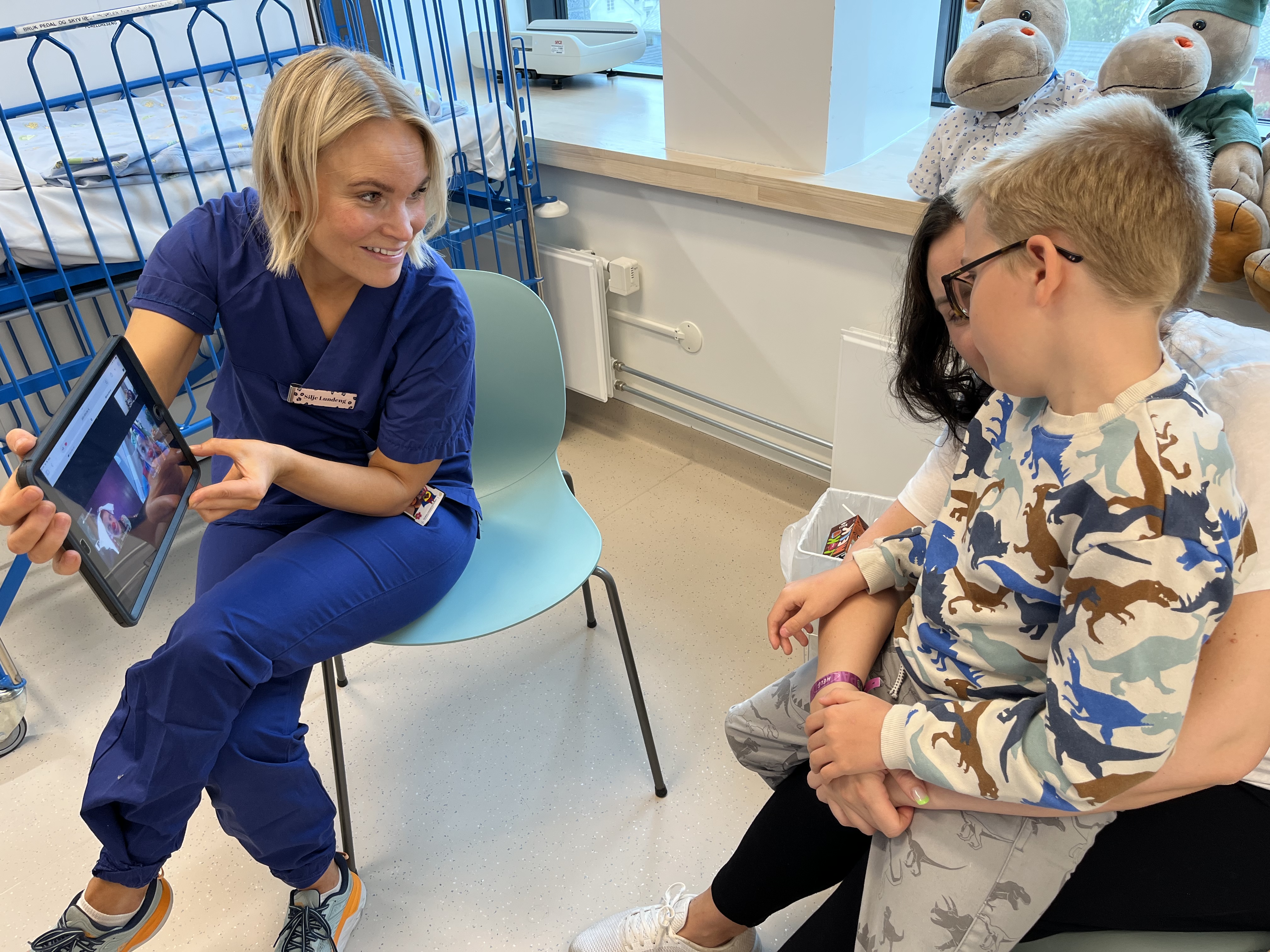 Gutt som er pasient ser på sykehusklovnene på ipad