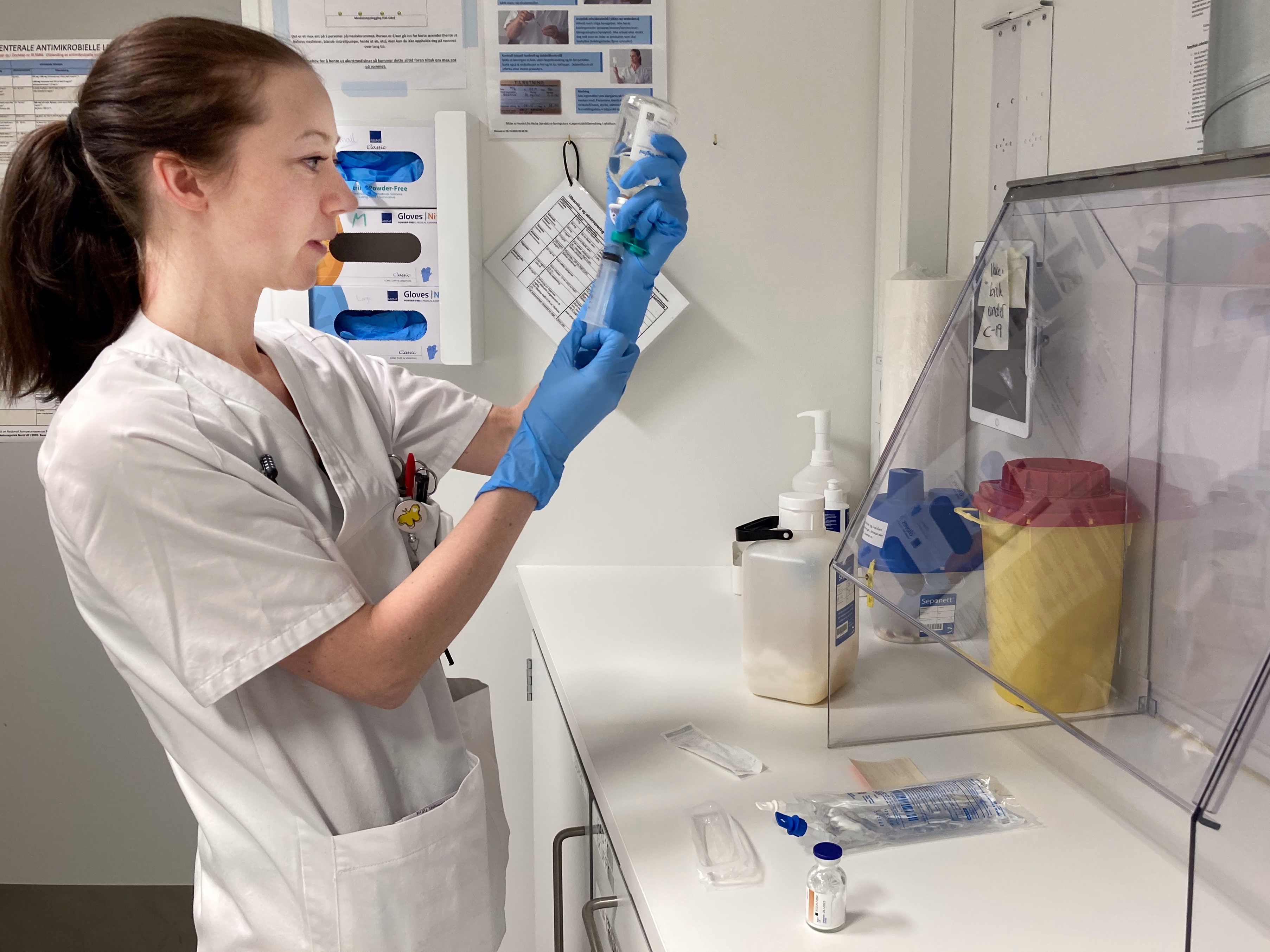 Sarah på medisinrommet