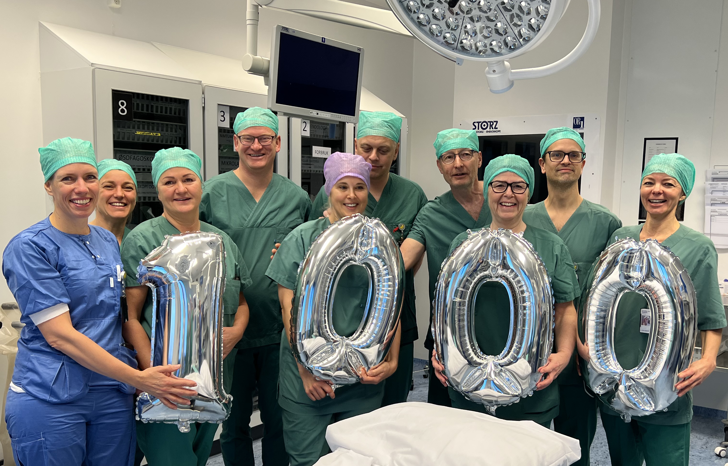 Fellesbilde med ballonger som sier 1000