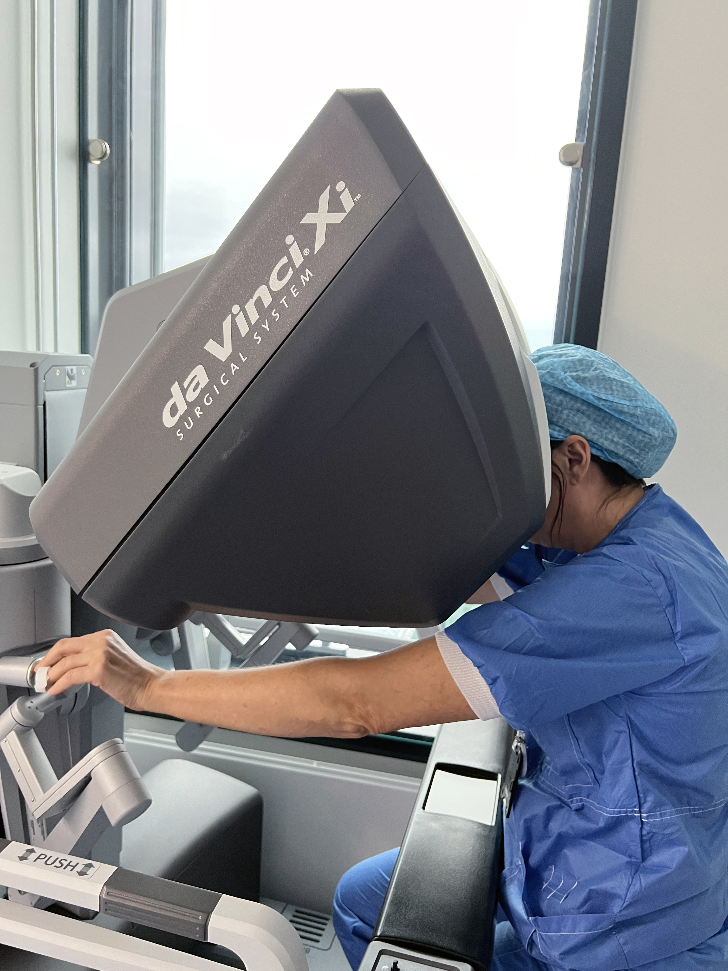 Slik sitter kirurgen og styrer roboten.