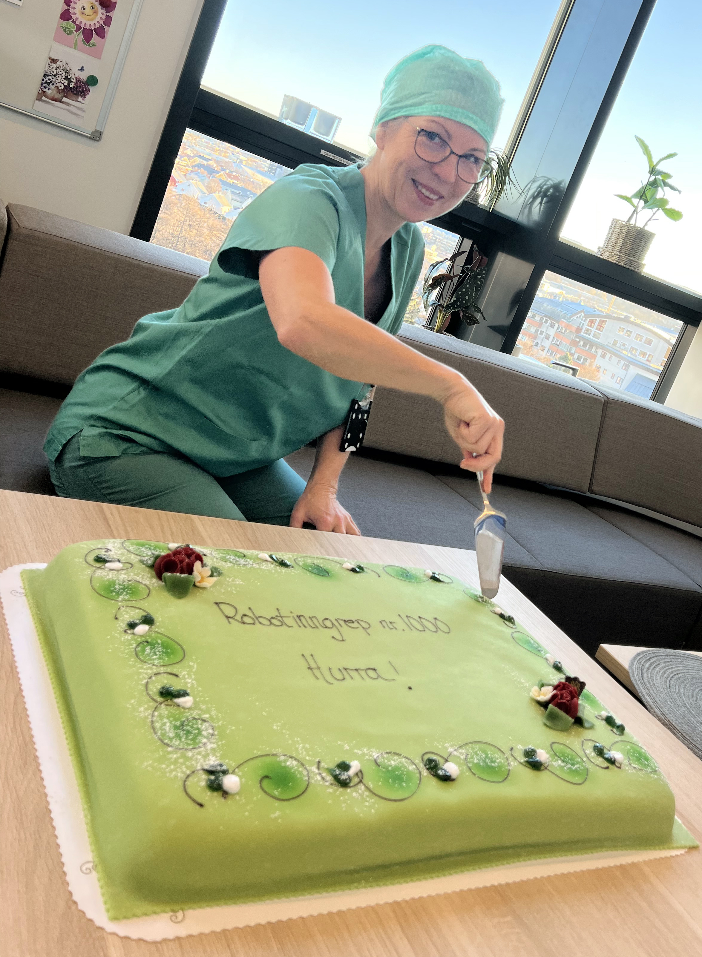 Operasjonssykepleier skjærer opp grønn kake