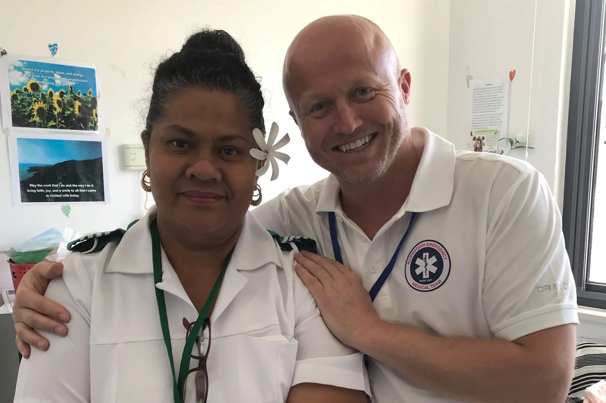Håvard Jansen (sykepleier/paramedic NLSH) sammen med en samoansk sykepleierkollega.
