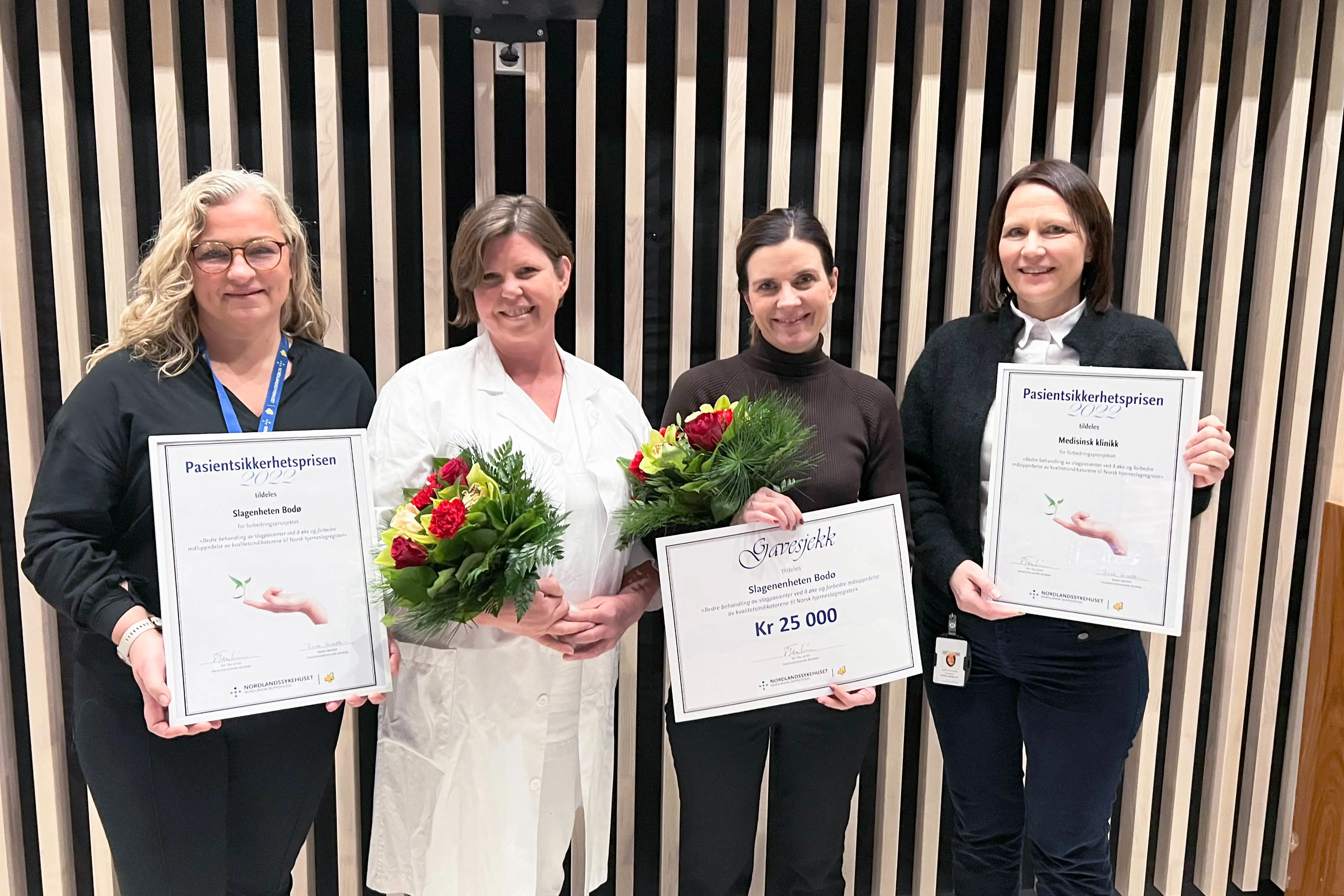 Fire damer med diplom og blomster
