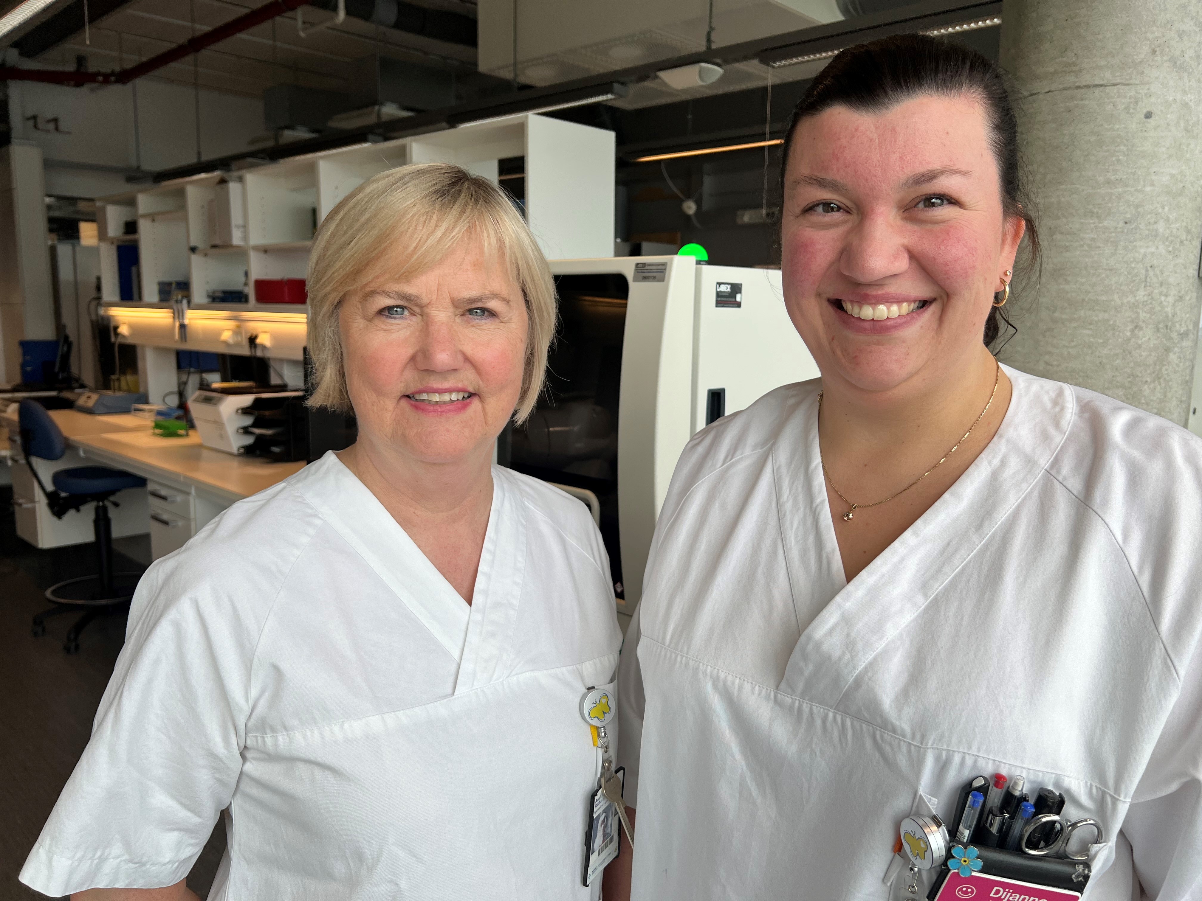 To bioingeniører som smiler mot kamera