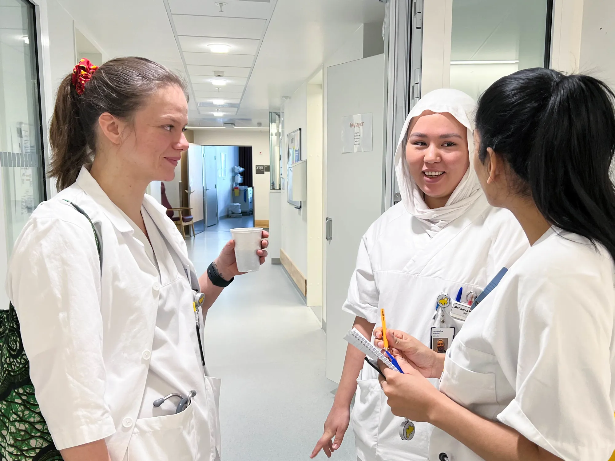 F.v. Ida J. Hansen, Muhadisa Habibii og Nivetha Nantharuban