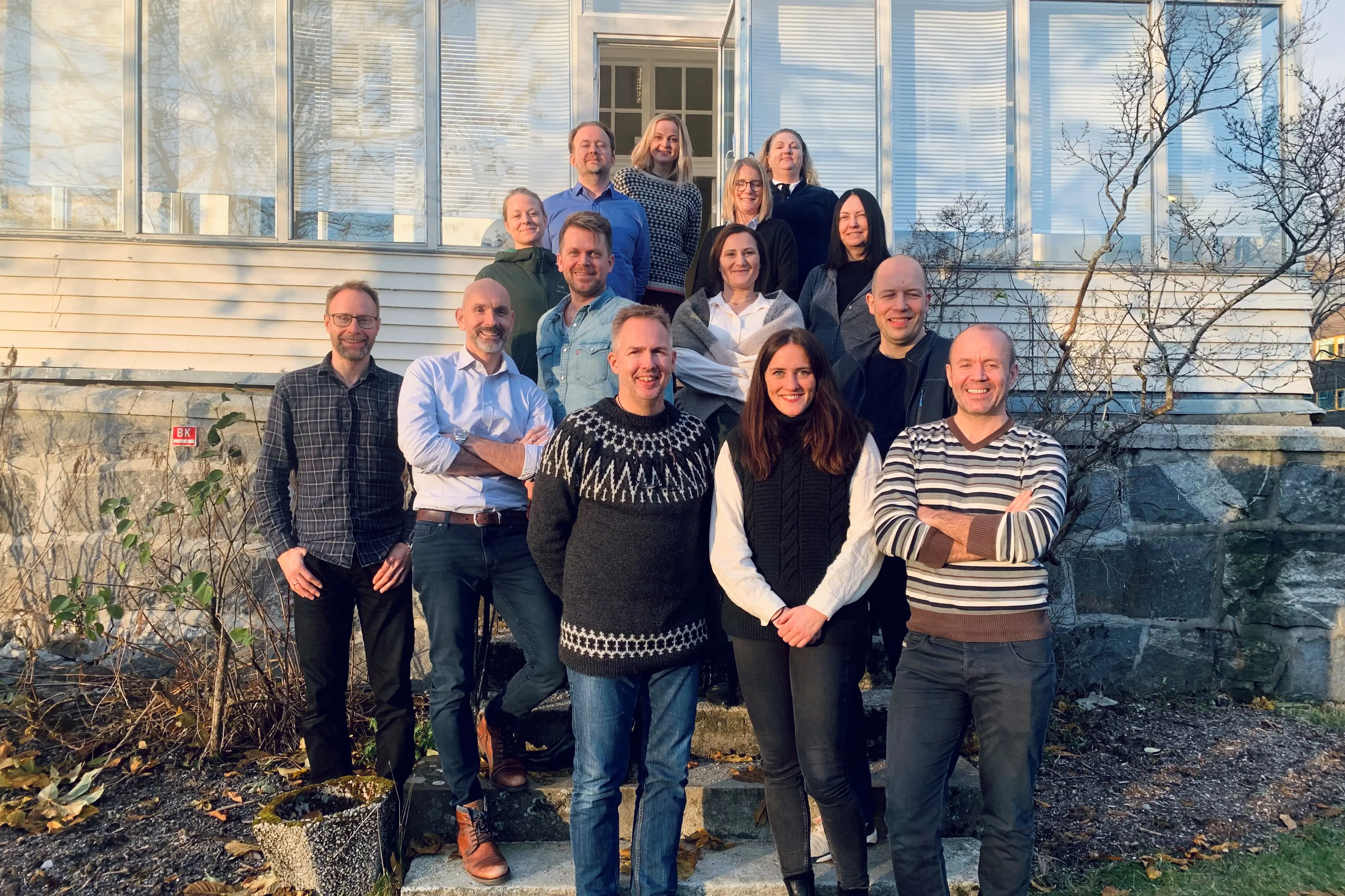 Gruppe på 13 stk står samlet og smiler til kamera