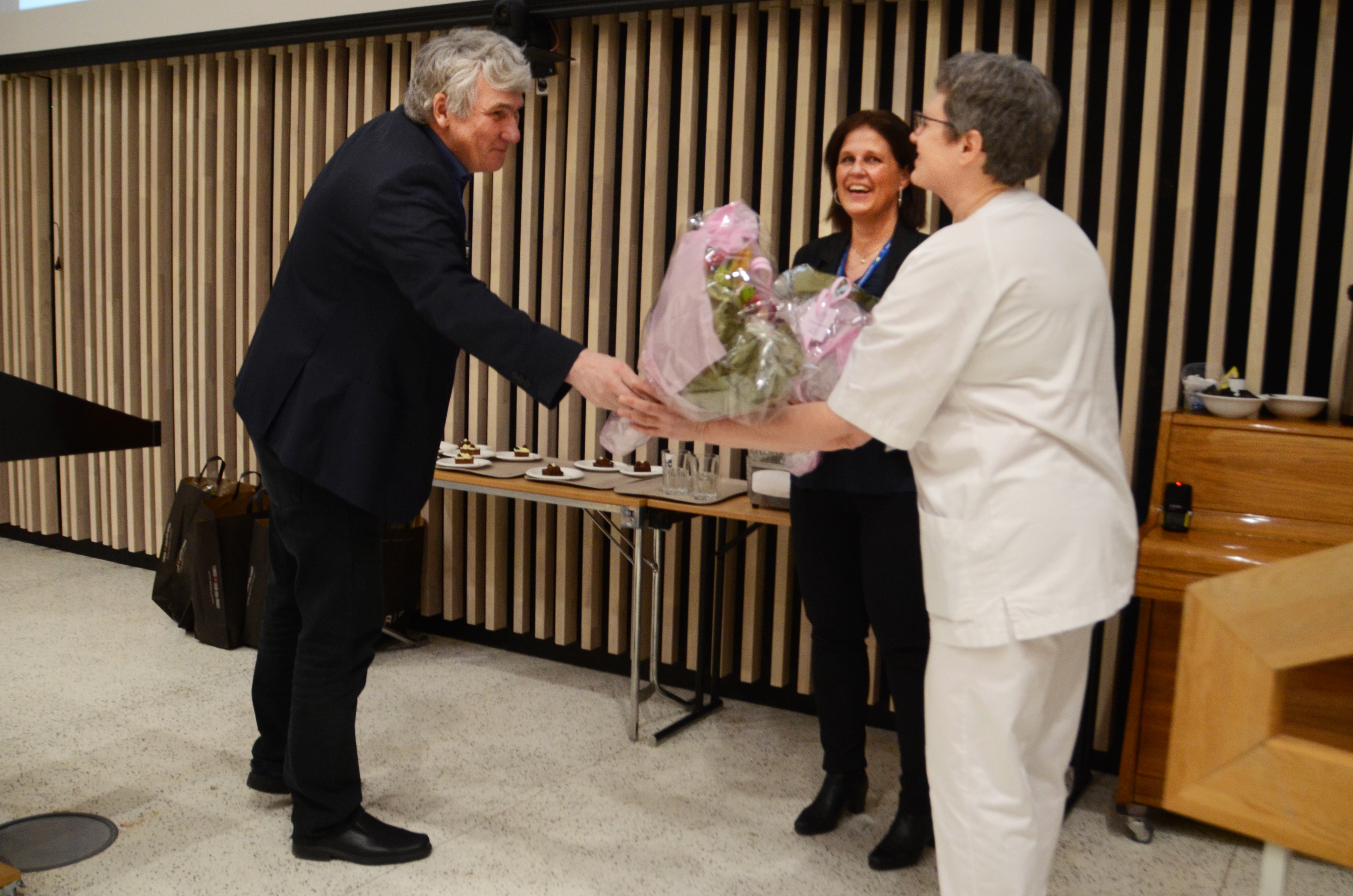 Vibeke Mikalsen og Tove Hvassing fikk blomster av direktør Paul Martin Strand fordi de har tatt initiativ til å få dette på plas