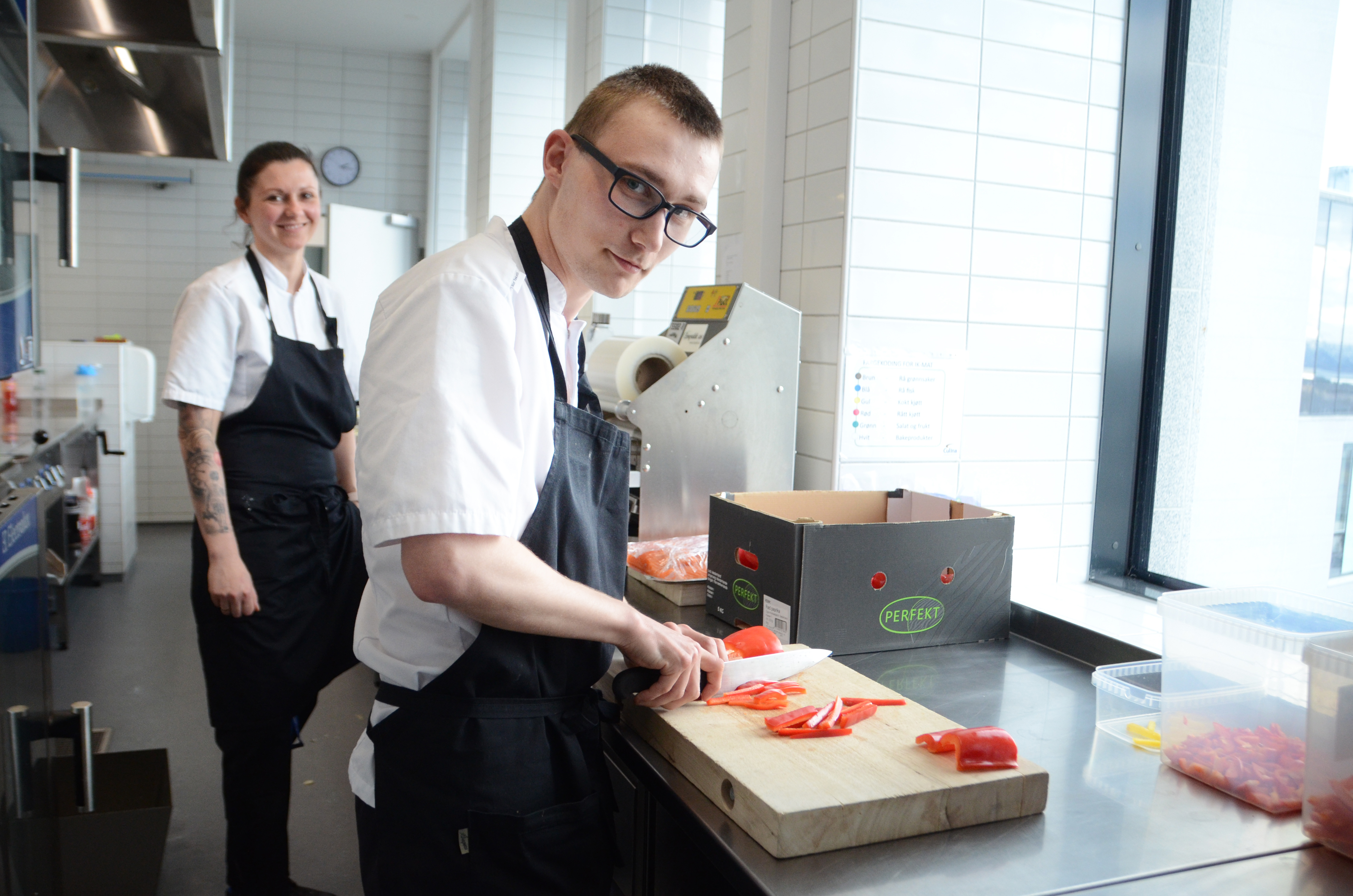 Simen skjærer paprika