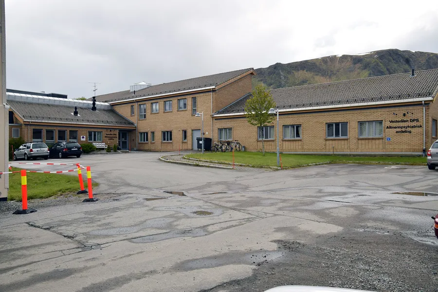 En bygning med parkeringsplass