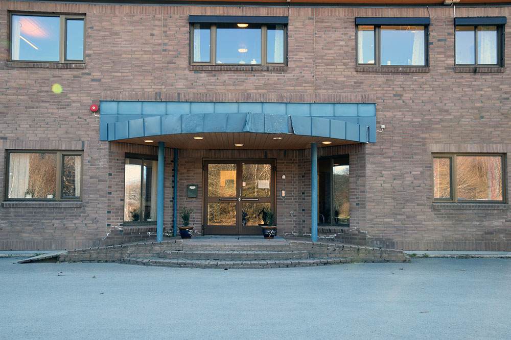 En murbygning med en stor inngangsdør