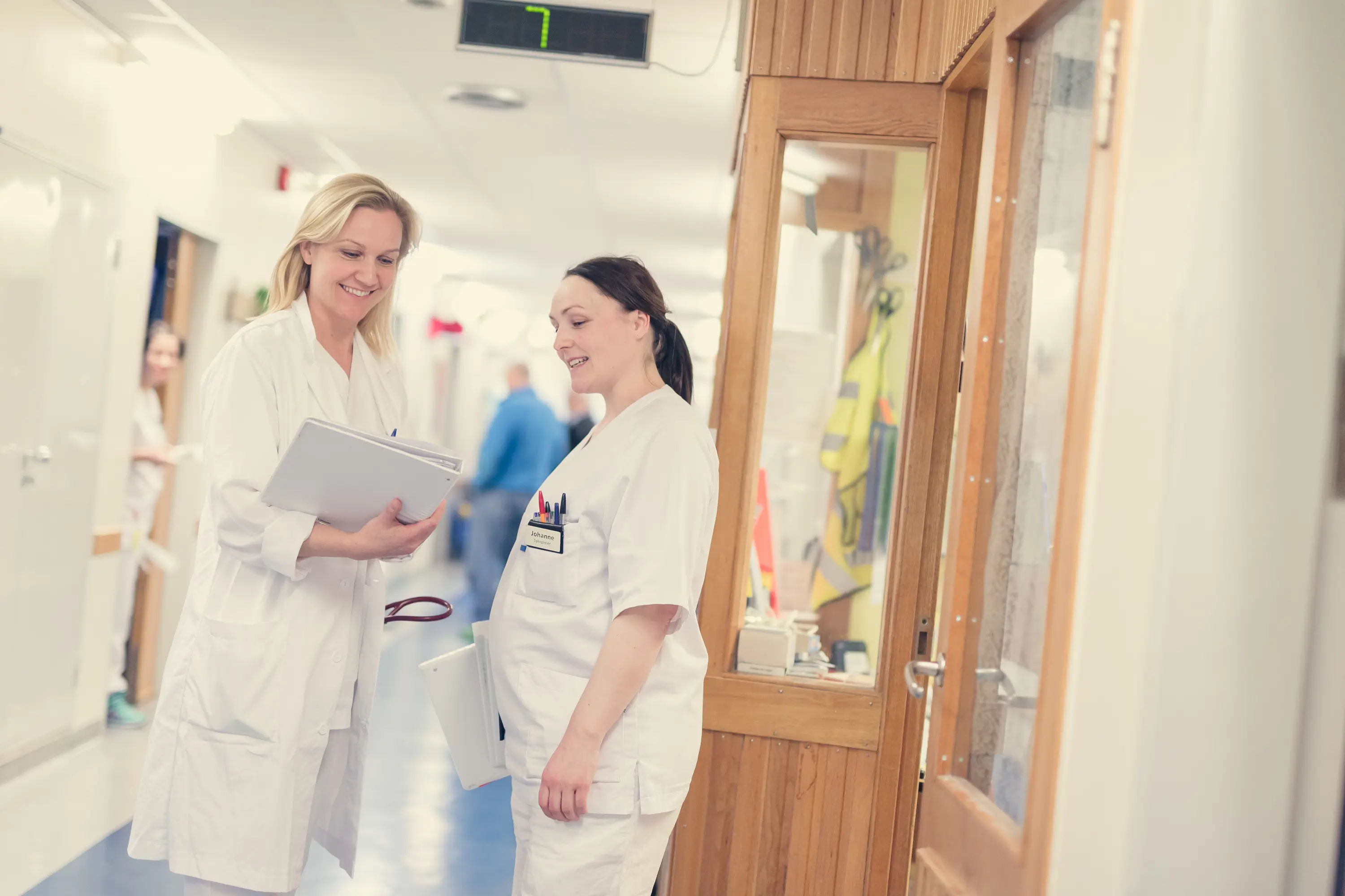 Noen få kvinner i hvite frakker