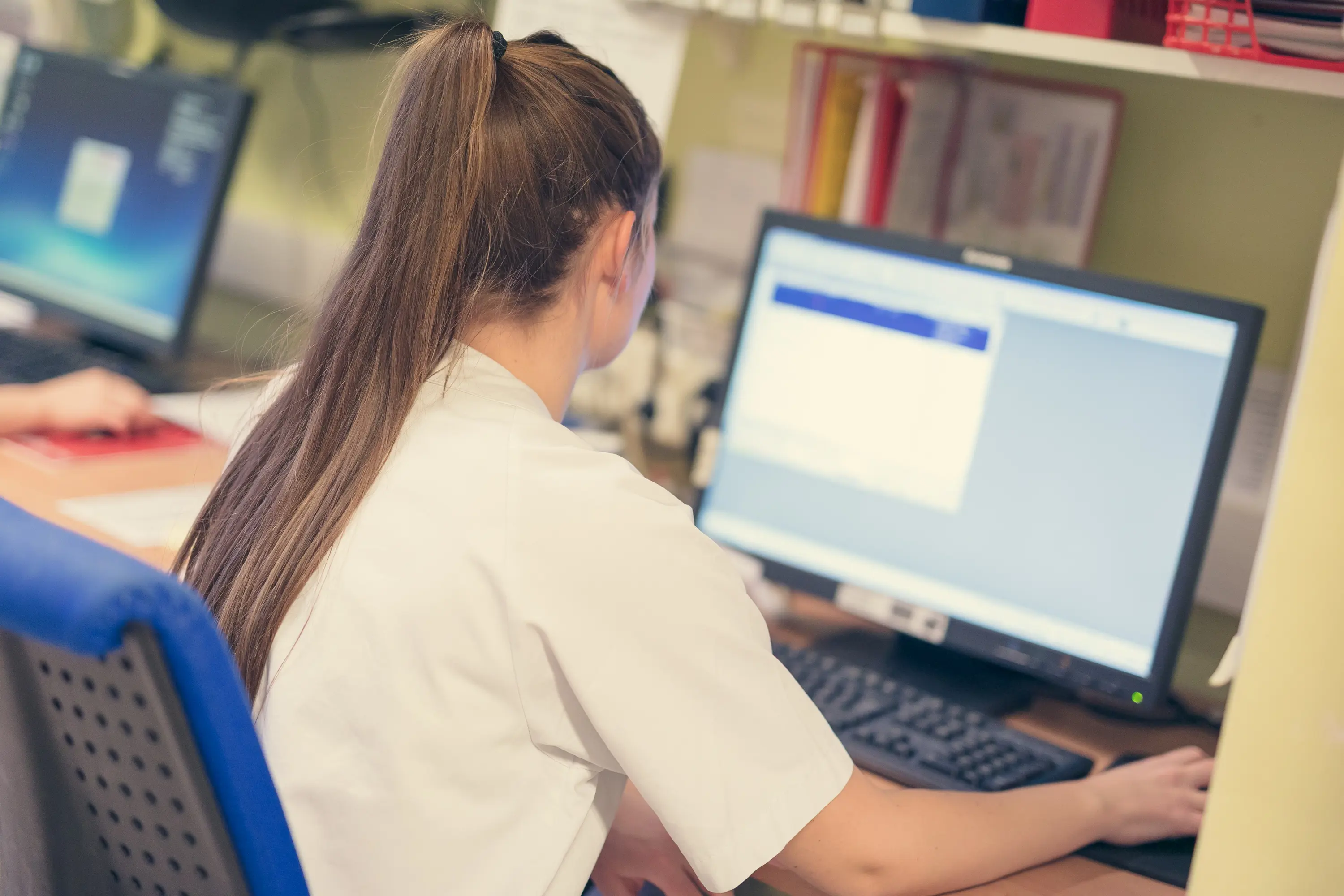 En mann som bruker en datamaskin