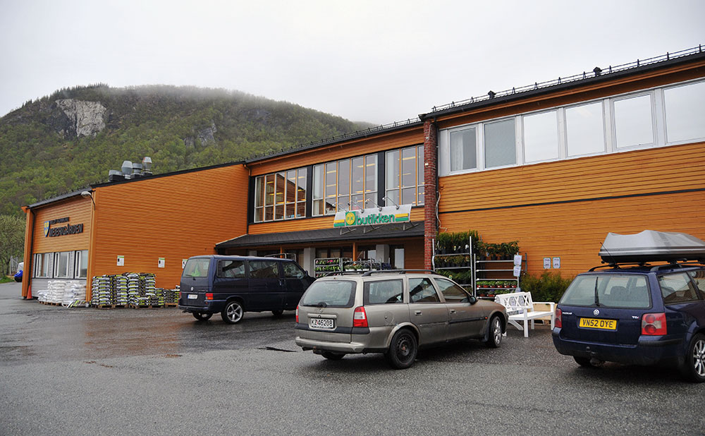 Biler parkert utenfor en bygning