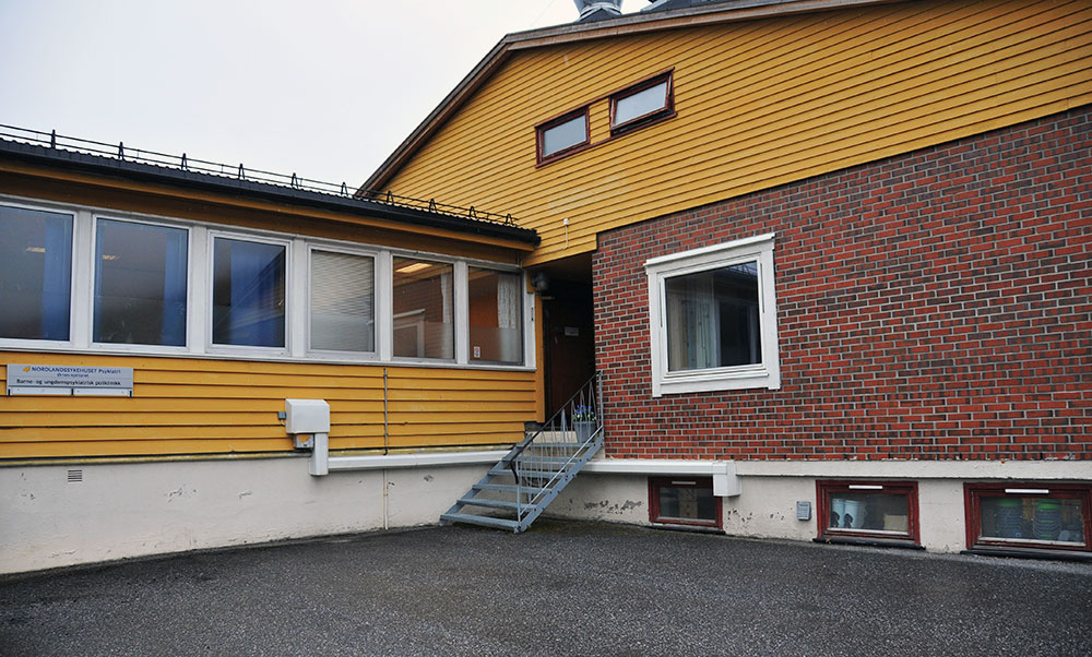 En bygning med trapp