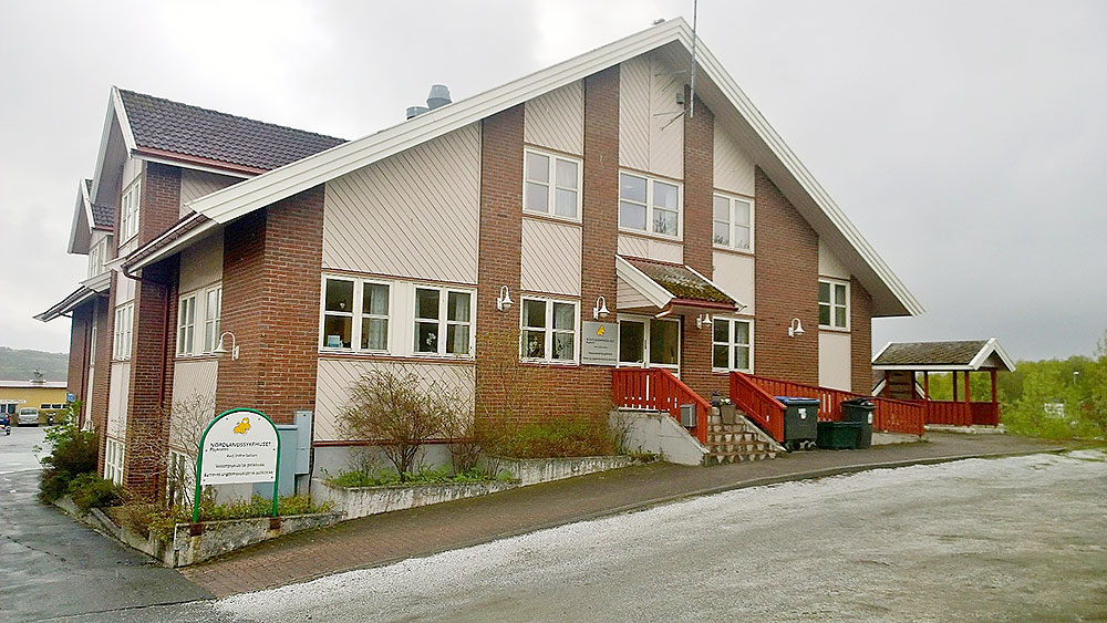 En bygning med et skilt foran