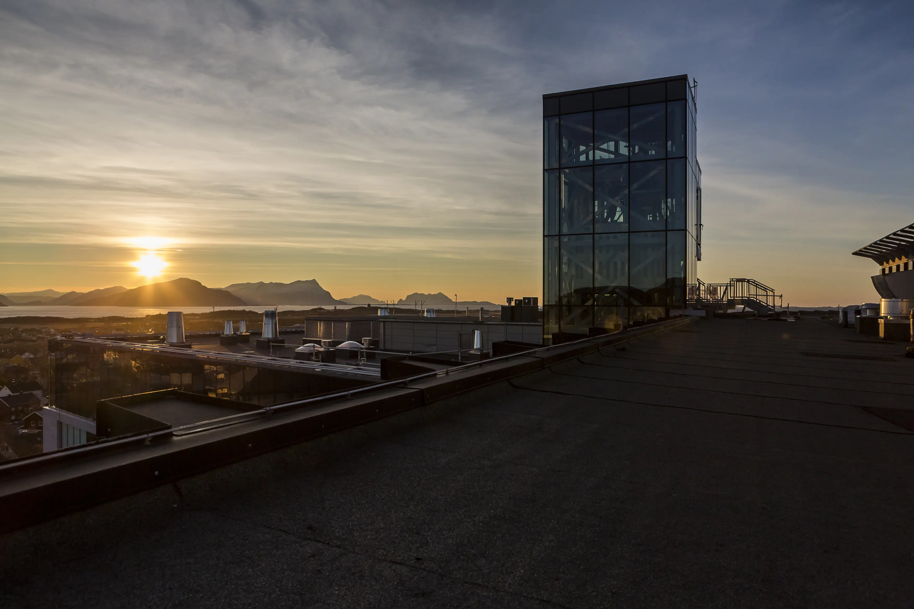 En bygning med et glassvindu