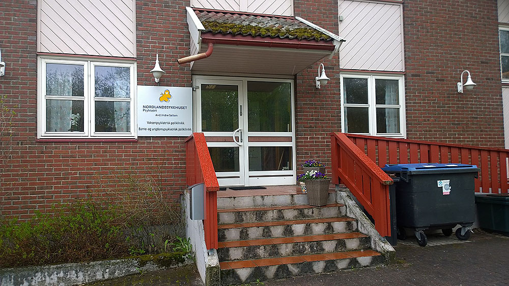 En murbygning med rød benk