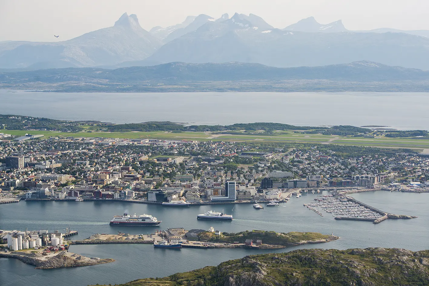 En by ved siden av en vannmasse