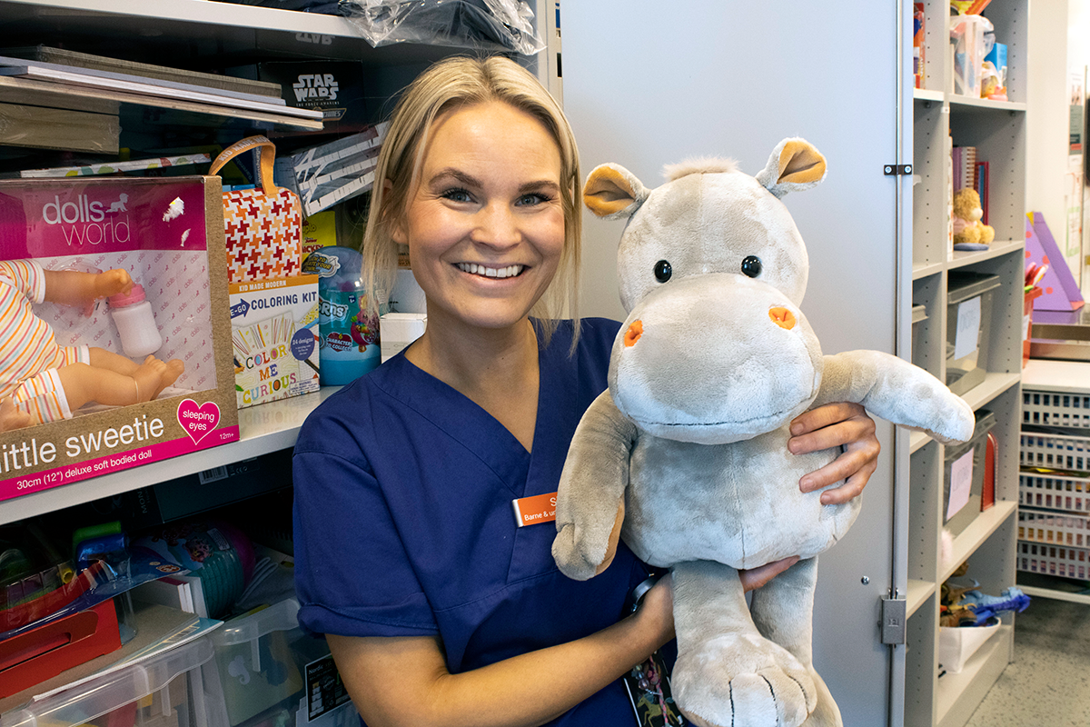 Dame som holder en flodhestbamse