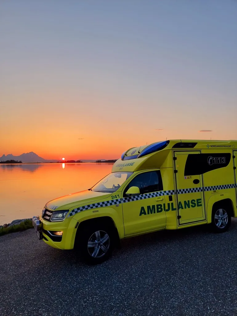 Ambulanse i solnedgang